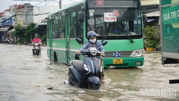 Triều cường vùng hạ lưu sông Sài Gòn vượt báo động 3 và gây ngập nhiều vũng trũng, thấp tại các khu vực như Nhà Bè...