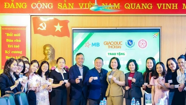 Đơn vị tài trợ trao tặng vé xem bóng đá cho đại diện Trường Tiểu học Yên Hòa.