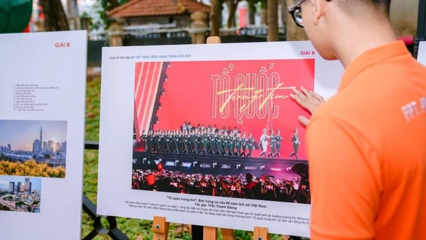 Gen Z xúc động trước hành trình đổi mới rực rỡ của đất nước