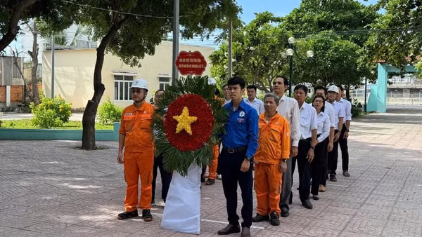 Đại diện Ban Lãnh đạo cùng tập thể cán bộ công nhân viên Nhà máy dâng hương, dâng hoa tại Đài tưởng niệm anh hùng liệt sĩ xã Vĩnh Hảo (Lâm Đồng).