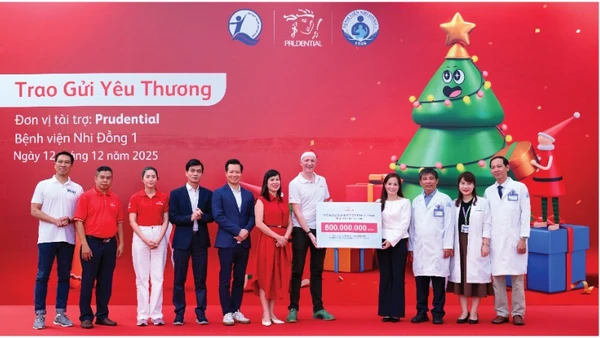 Prudential Việt Nam trao 2.600 phần quà với tổng trị giá 800 triệu đồng tặng bệnh nhi tại các bệnh viện tại Thành phố Hồ Chí Minh và Hà Nội
