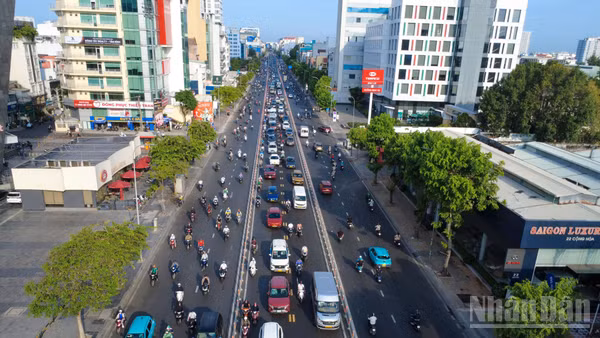 Tổ chức giao thông đảo chiều linh hoạt trên đường Cộng Hòa.