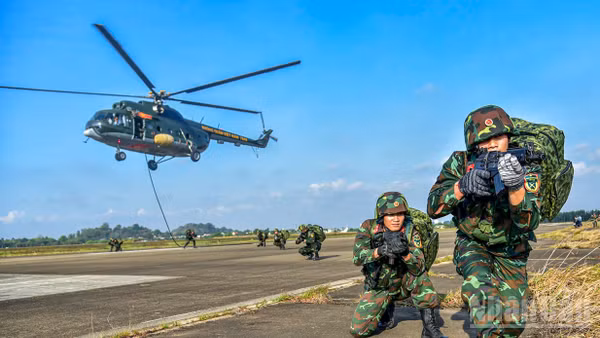 [Ảnh] Bộ đội đặc công Quân khu 7 thực hành nhảy dù và đổ bộ đường không 