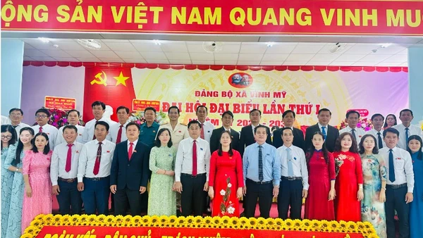 Các đồng chí lãnh đạo tỉnh Cà Mau và lãnh đạo xã Vĩnh Mỹ. (Ảnh: TRỌNG DUY)