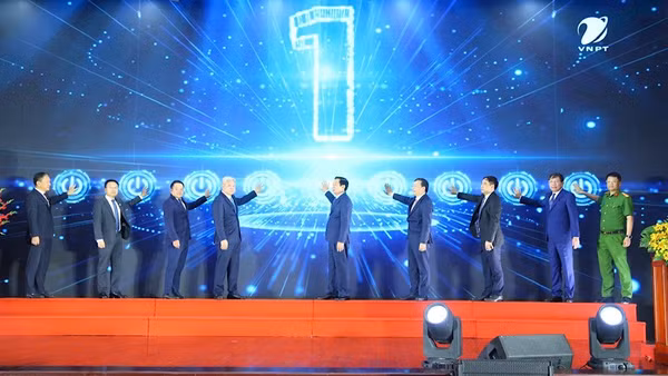 Nghi lễ bấm nút khai trương Sàn giao dịch việc làm quốc gia.