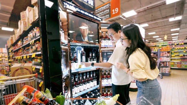 Người tiêu dùng mua sắm sản phẩm Masan Consummer - Nước mắm Chinsu ủ chượp 365 ngày.