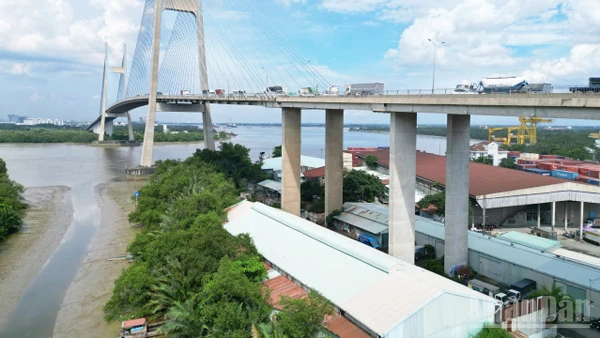 Gầm cầu tại Thành phố Hồ Chí Minh bị “hô biến” thành nhà tiền chế, bãi giữ xe tự phát, tiềm ẩn nguy cơ hỏa hoạn.