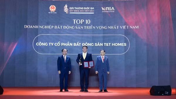 Ông Hoàng Việt Cường - Tổng Giám đốc T&T Homes nhận giải thưởng Top 10 doanh nghiệp bất động sản triển vọng nhất Việt Nam.