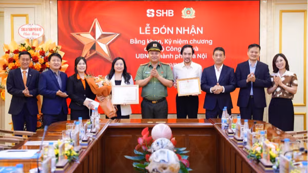 SHB vinh dự nhận Bằng khen của Bộ Công an vì những thành tích xuất sắc trong phong trào Toàn dân bảo vệ an ninh Tổ quốc.