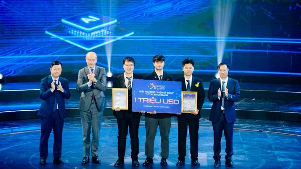 Đại diện Ban tổ chức trao tặng giải nhất cho đội Converged.