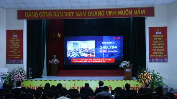 Tập thể, cá nhân được giải chụp ảnh với ban tổ chức cuộc thi. (Ảnh: KHÁNH HƯƠNG)