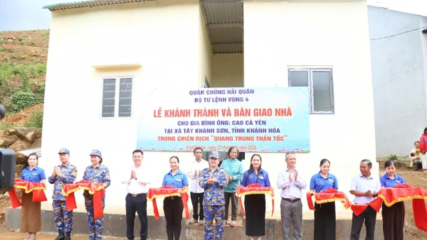 Các đại biểu cắt băng khánh thành và bàn giao nhà mới cho gia đình ông Cao Cà Yên ở xã Tây Khánh Sơn, tỉnh Khánh Hòa. (Ảnh: Quân chủng Hải quân)