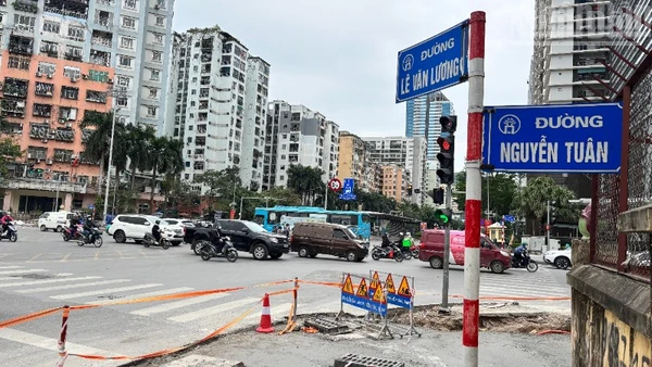 Hà Nội cải tạo hạ tầng, xén vỉa hè, chặt cây, tổ chức giao thông tại 12 nút giao để giảm ùn tắc. 