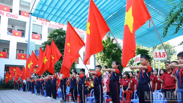 Học sinh Trường tiểu học Hoàng Diệu, phường Ba Đình (Hà Nội) khai giảng năm học 2025-2026. (Ảnh: nhandan.vn)