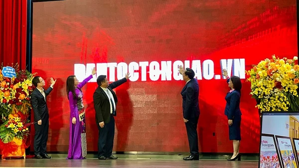 Đại diện các lãnh đạo Bộ Dân tộc và Tôn giáo bấm nút khai trương Tạp chí Dân tộc và Tôn giáo điện tử.