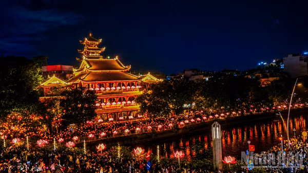 Người dân cầu nguyện nhân dịp Đại lễ Phật đản 2026.