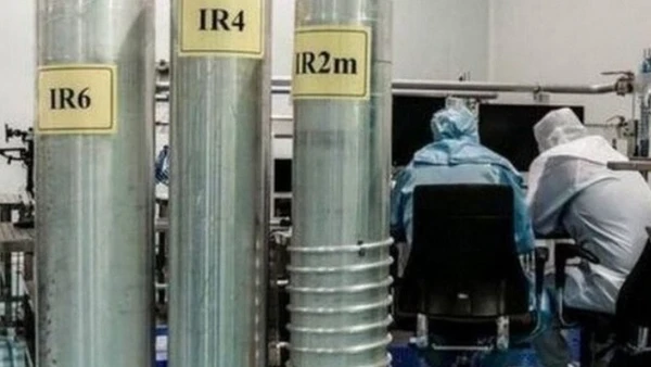 Kỹ thuật viên làm việc tại một cơ sở hạt nhân của Iran. (Ảnh: IRNA/TTXVN)