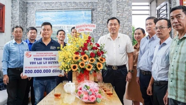 Trao thưởng 200 triệu đồng của Ủy ban nhân dân Thành phố Hồ Chí Minh cho vận động viên cờ tướng Lại Lý Huynh.