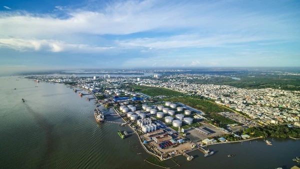 Toàn cảnh Tổng kho xăng dầu Nhà Bè của Petrolimex.