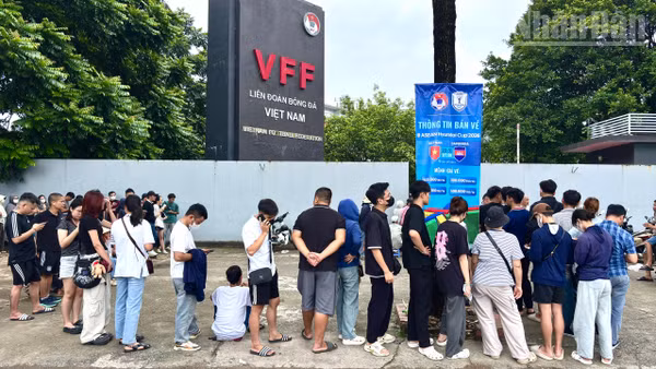 [Ảnh] Người hâm mộ xếp hàng nhiều giờ mua vé xem Đội tuyển Việt Nam đấu với Campuchia