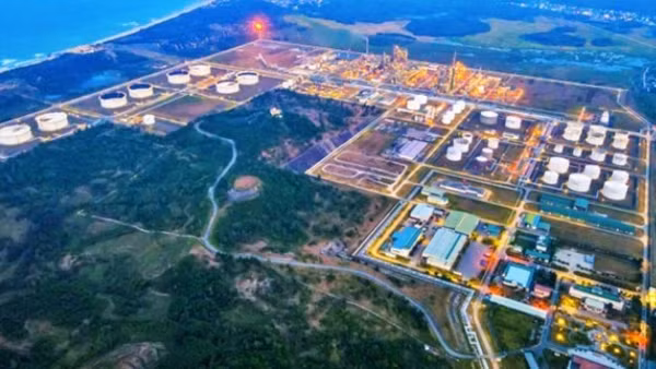 Nhà máy lọc dầu Dung Quất đang vận hành công suất cao nhằm tăng nguồn cung xăng dầu cho thị trường nội địa.