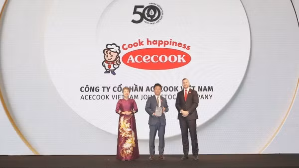 Đại diện Acecook Việt Nam nhận giải Top 50 doanh nghiệp phát triển bền vững tiêu biểu tại Việt Nam.