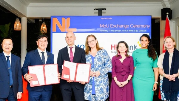 Ngài Kees van Baar – Đại sứ đặc mệnh toàn quyền Vương quốc Hà Lan tại Việt Nam và Ông Trần Hoài Nam – Phó Tổng Giám đốc Thường trực HDBank trao Biên bản ghi nhớ (MoU) trước sự chứng kiến của Ngài Aukje de Vries – Bộ trưởng Ngoại thương và Phát triển Vương quốc Hà Lan.