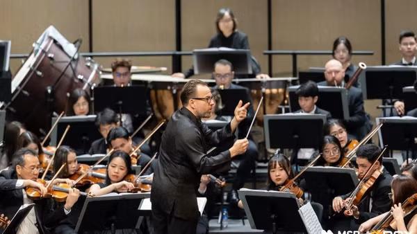 Hòa nhạc Melody of Triumph là một trong những chương trình nghệ thuật quốc tế ROX Group đồng hành.