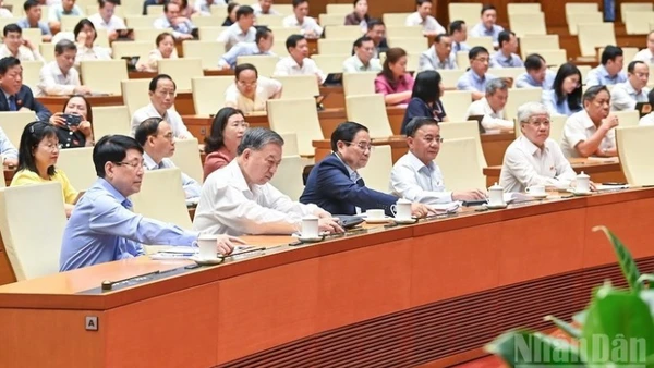 Ngày 16/6/2025, Quốc hội thông qua Nghị quyết sửa đổi, bổ sung một số điều của Hiến pháp năm 2013 với 100% đại biểu có mặt tán thành. (Ảnh: DUY LINH)