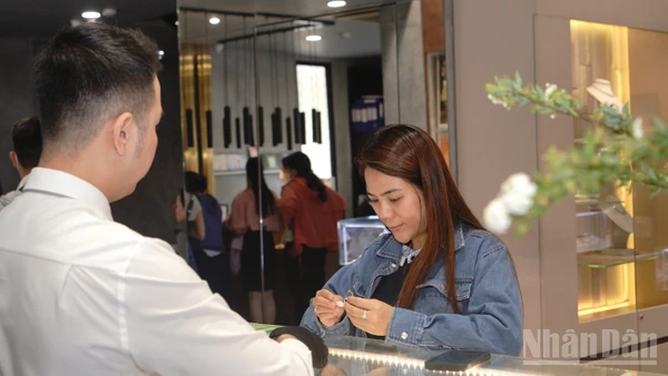 Không khí mua bán vàng tại Thành phố Hồ Chí Minh trở nên nhộn nhịp.