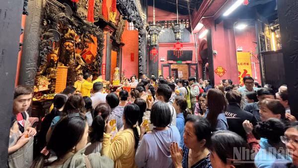 Đông đảo người dân Thành phố Hồ Chí Minh và du khách đã đổ về chùa Phước Hải làm lễ vía Trời, cầu mong một năm mới bình an, làm ăn thuận lợi.