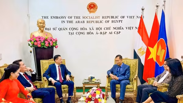 Đoàn Tập đoàn Hóa chất Việt Nam do Tổng Giám đốc Nguyễn Hữu Tú làm trưởng đoàn thăm và làm việc tại đại sứ quán Việt Nam tại Ai Cập.