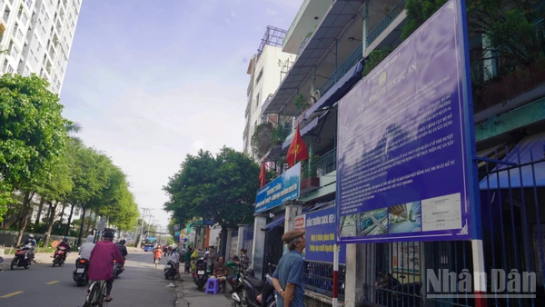 Người dân bàn giao mặt bằng để triển khai dự án cầu đường Nguyễn Khoái, công trình hơn 3.700 tỷ đồng nhằm mở rộng kết nối khu nam Thành phố Hồ Chí Minh và giảm ùn tắc kéo dài nhiều năm qua.