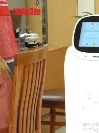 [Video] Hà Nội: Phường đầu tiên đưa robot AI vào phục vụ hành chính công
