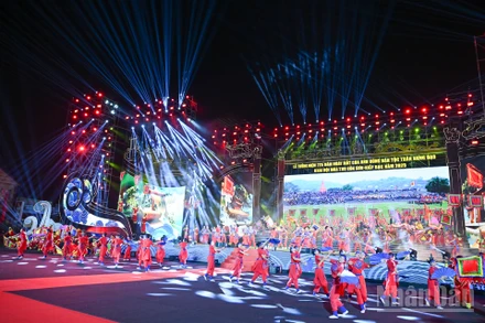 Tiết mục biểu diễn nghệ thuật mở đầu chương trình. 