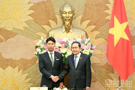 Chủ tịch Quốc hội Trần Thanh Mẫn và Trưởng ban Thanh niên Đảng Dân chủ Tự do Nhật Bản Nakasone Yasutaka. 