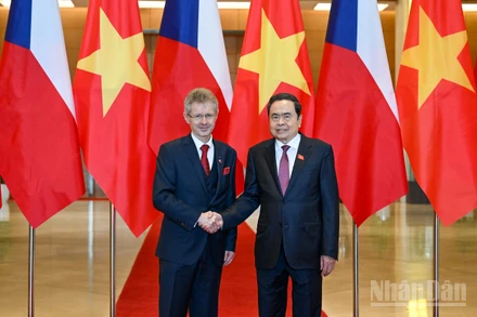 Chủ tịch Quốc hội Trần Thanh Mẫn và Chủ tịch Thượng viện Quốc hội Cộng hòa Séc Milos Vystrcil tại lễ đón. (Ảnh DUY LINH)