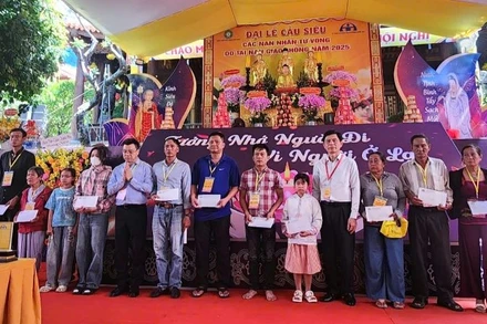 Tặng quà cho thân nhân có nạn nhân tử vong do tai nạn giao thông tại Khánh Hòa.