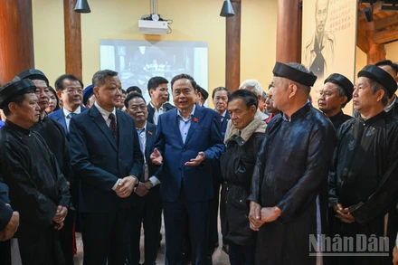 Chủ tịch Quốc hội Trần Thanh Mẫn với Ban quản lý và nhân dân tại Khu lưu niệm Trưởng Ban Thường trực Quốc hội Bùi Bằng Đoàn. (Ảnh: DUY LINH)