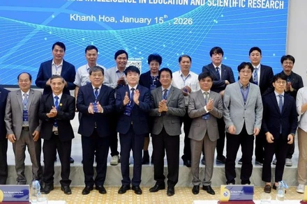 Các đại biểu chụp ảnh lưu niệm tại hội thảo.