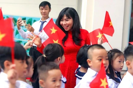 Cô trò rộn ràng ngày khai giảng năm học mới.