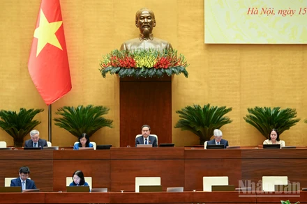 Chủ tịch Quốc hội Trần Thanh Mẫn, Chủ tịch Hội đồng Bầu cử quốc gia và các Phó Chủ tịch Hội đồng Bầu cử quốc gia chủ trì hội nghị. (Ảnh: DUY LINH)