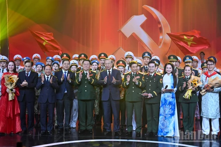 Tổng Bí thư Tô Lâm cùng các đồng chí lãnh đạo Đảng, Nhà nước và các đại biểu, nghệ sĩ tại chương trình. (Ảnh: DUY LINH)