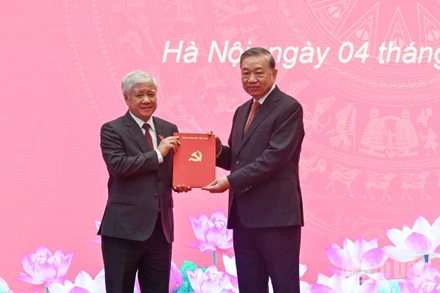 Tổng Bí thư Tô Lâm trao quyết định của Bộ Chính trị cho đồng chí Đỗ Văn Chiến. (Ảnh: DUY LINH)