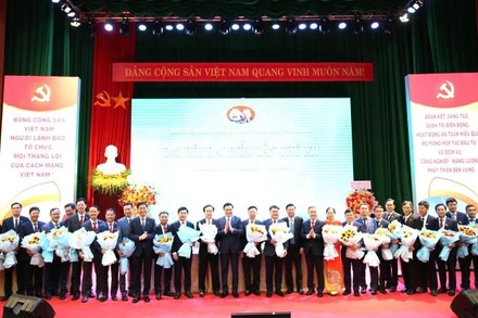 Các đồng chí lãnh đạo Tập đoàn dầu khí Quốc gia và lãnh đạo tỉnh Bà Rịa-Vũng Tàu chúc mừng Ban Chấp hành Đảng bộ Vietsovpetro nhiệm kỳ 2025-2030.