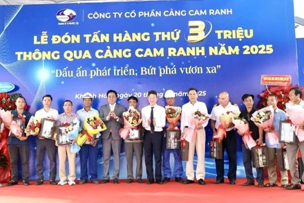 Chủ tịch Ủy ban nhân dân tỉnh Khánh Hòa Nguyễn Khắc Toàn tặng hoa chúc mừng cán bộ, nhân viên Công ty Cổ phần Cảng Cam Ranh. 