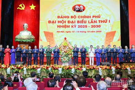 Tổng Bí thư Tô Lâm tặng hoa chúc mừng Đại hội Đảng bộ Chính phủ lần thứ I.