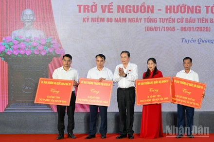 Chủ tịch Quốc hội Trần Thanh Mẫn trao 15 bộ máy tính cho 3 trường Tiểu học trên địa bàn xã Tân Trào và 1 máy xét nghiệm huyết học cho Phòng khám đa khoa khu vực Tân Trào.