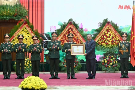 Tổng Bí thư Tô Lâm trao danh hiệu Anh hùng Lực lượng vũ trang nhân dân tặng Bộ Tổng tham mưu Quân đội nhân dân Việt Nam. 