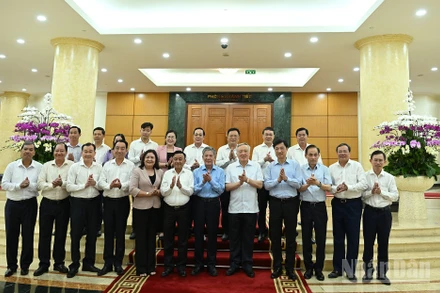 Thường trực Ban Bí thư Trần Cẩm Tú cùng các đồng chí Bộ Chính trị, Ban Bí thư và các đại biểu với Ban Thường vụ Tỉnh ủy Vĩnh Long.